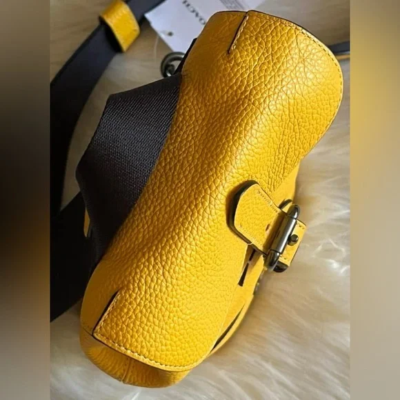 CB929 - Coach Hudson Small Pack - Picture 8 of 13